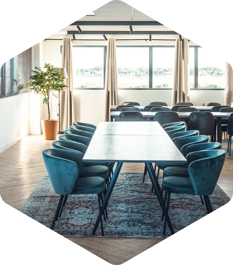 Wellbee Space - salle de reunion et formation - Salle de réunion concue comme un Loft réception ,équipée d'ecran newline motorisée et de visioconférence. Un espace canapé et une cuisine équipée complète cet ensemble