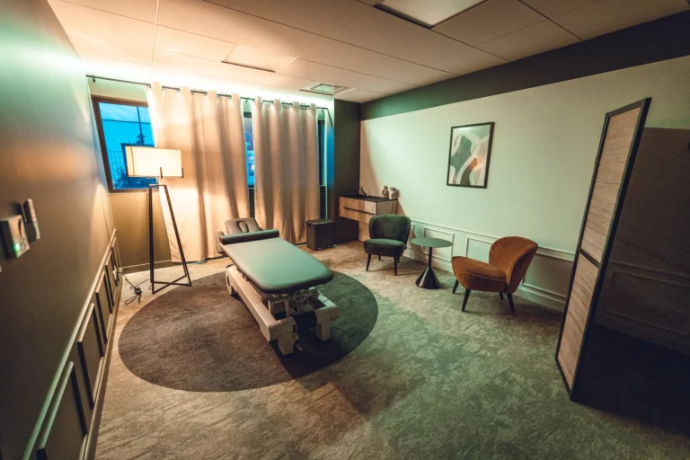 espace cabine de soins meublée et équipée d'une table motorisée Naggura N'Run 4 à la location