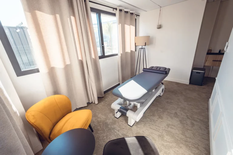 espace cabine de soins meublée et équipée d'une table motorisée Naggura N'Run 4