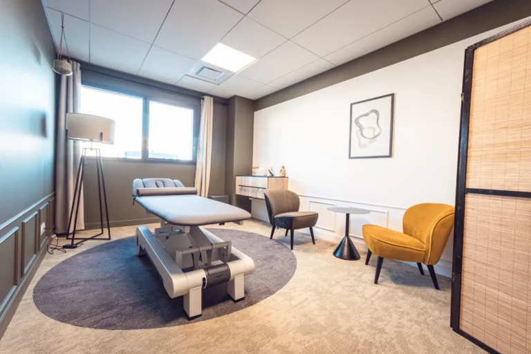 Wellbee Space - Coworking - espace cabine de soins meublée et équipée d'une table motorisée Naggura N'Run 4