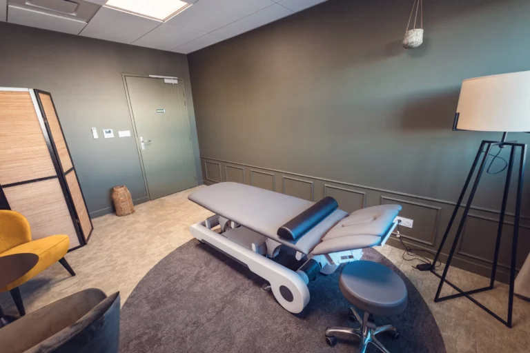 Wellbee Space - Coworking - espace cabine de soins meublée et équipée d'une table motorisée Naggura N'Run 4