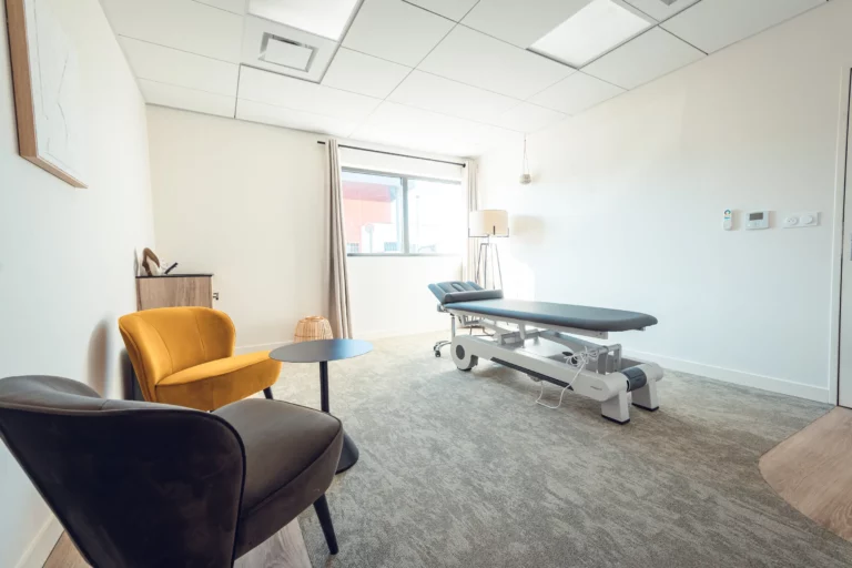 espace cabine de soins meublée et équipée d'une table motorisée Naggura N'Run 4