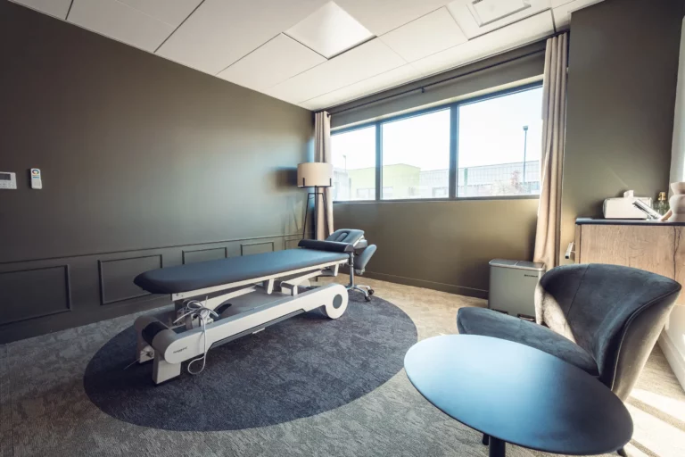 Wellbee Space - Coworking - espace cabine de soins meublée et équipée d'une table motorisée Naggura N'Run 4