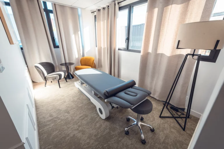 Wellbee Space - Coworking - espace cabine de soins meublée et équipée d'une table motorisée Naggura N'Run 4